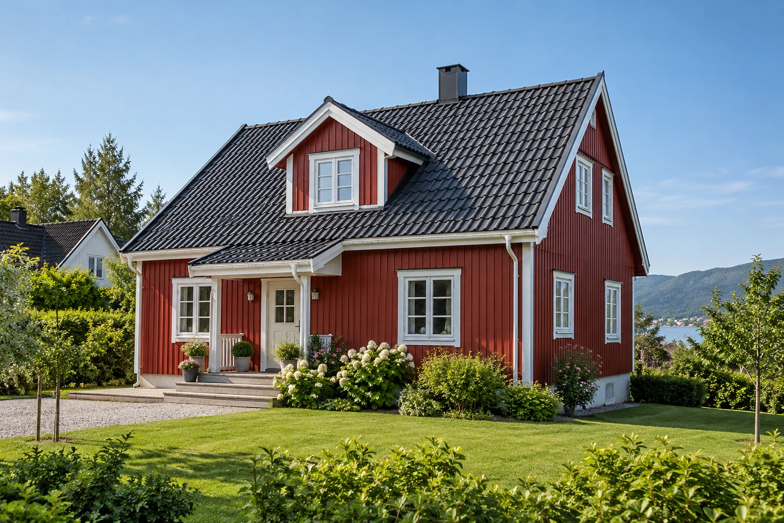 Rødt trehus med en takark som endrer formen på hovedtaket.