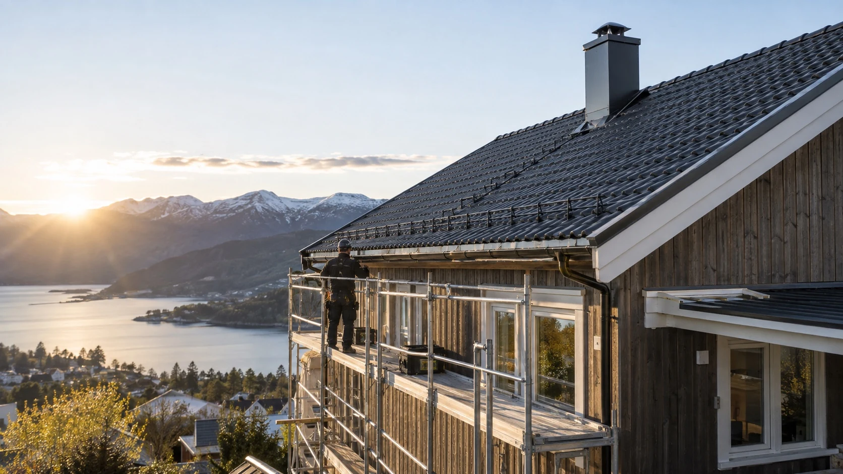 Illustrasjonsbilde av en taktekker på stillas langs en bolig med mørkt skråtak.
