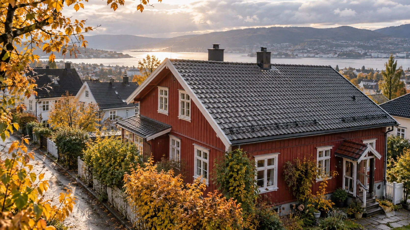 Illustrasjon av et eldre bolighus med et komplett tak og pipe.