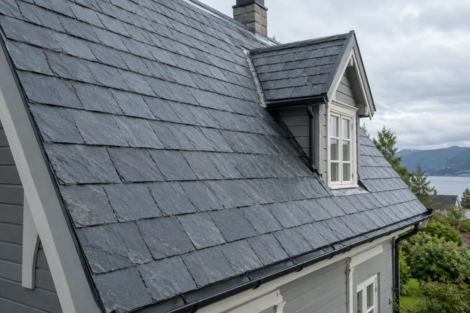 Nærbilde av skifer med naturlig steinstruktur.