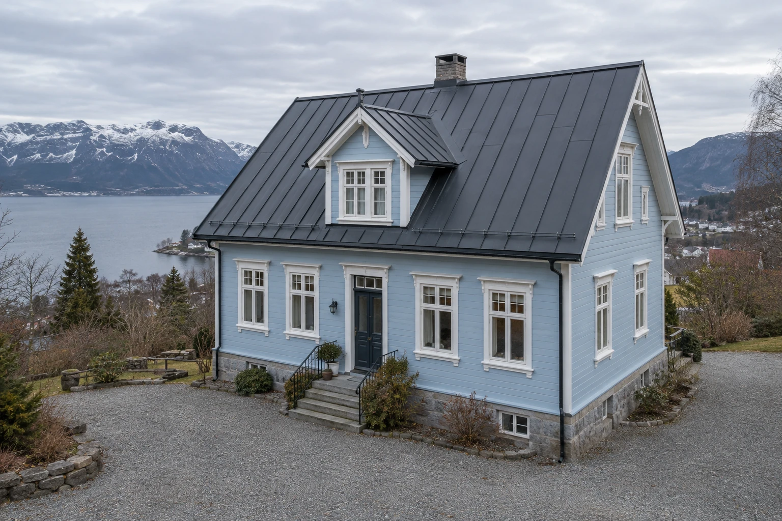 Hus med falset metalltak