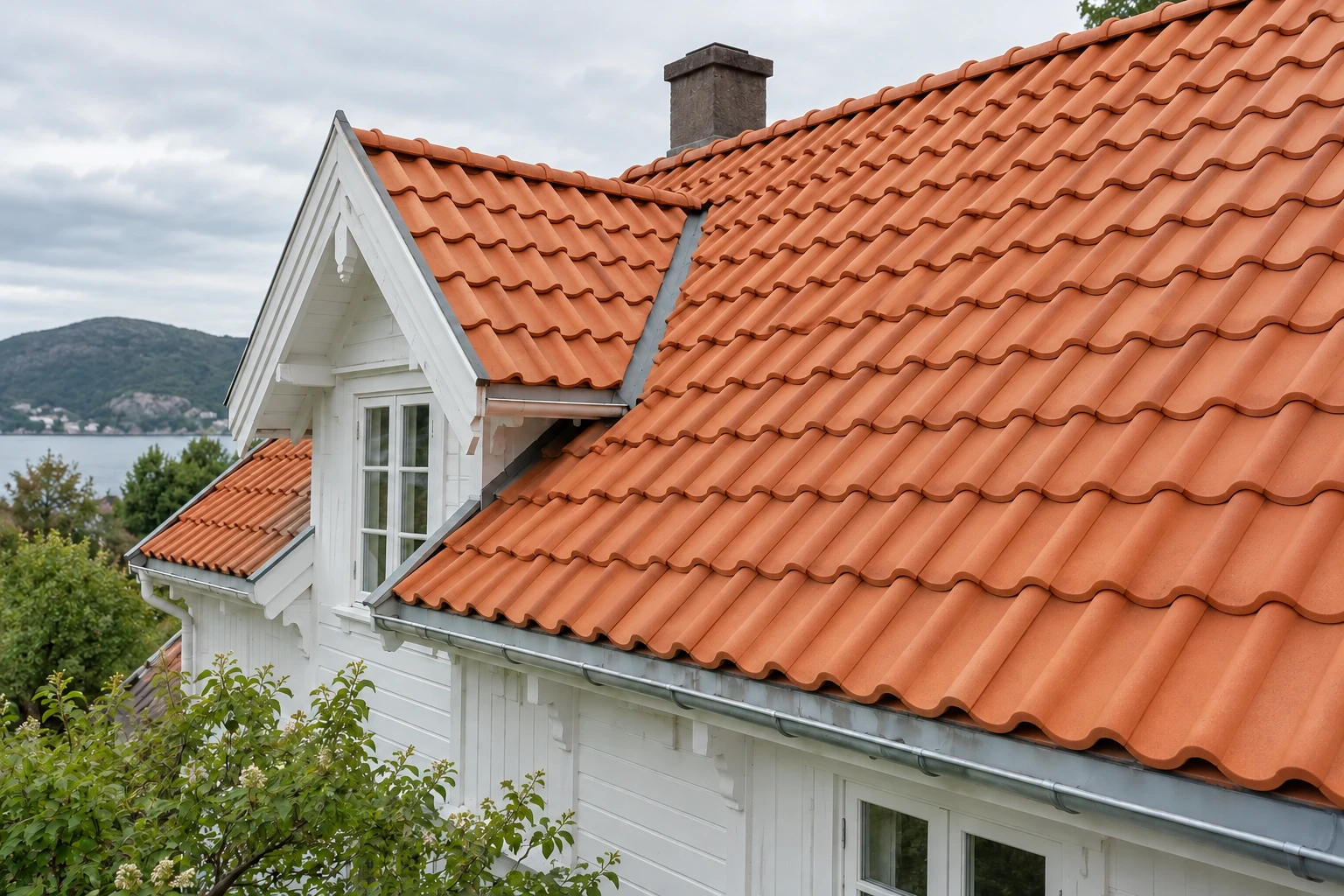 Nærbilde av terrakottafarget tegltakstein.
